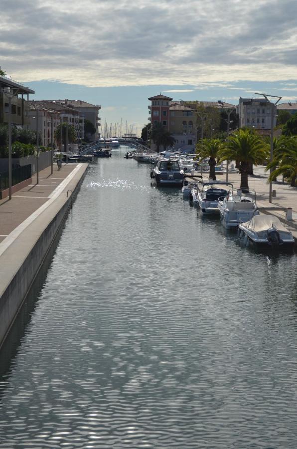 Charmant Appartement A 350M De La Plage Et Du Port Frejus Exterior photo