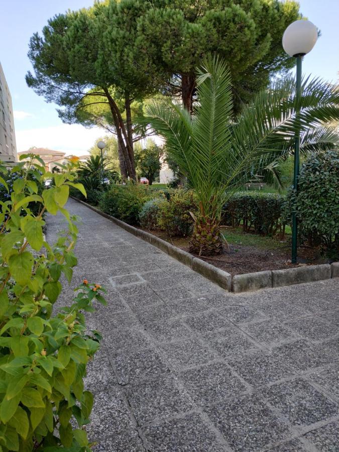 Charmant Appartement A 350M De La Plage Et Du Port Frejus Exterior photo